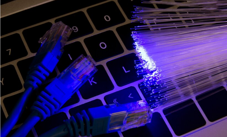 Cabos de ethernet e um teclado em alusão à fibra óptica